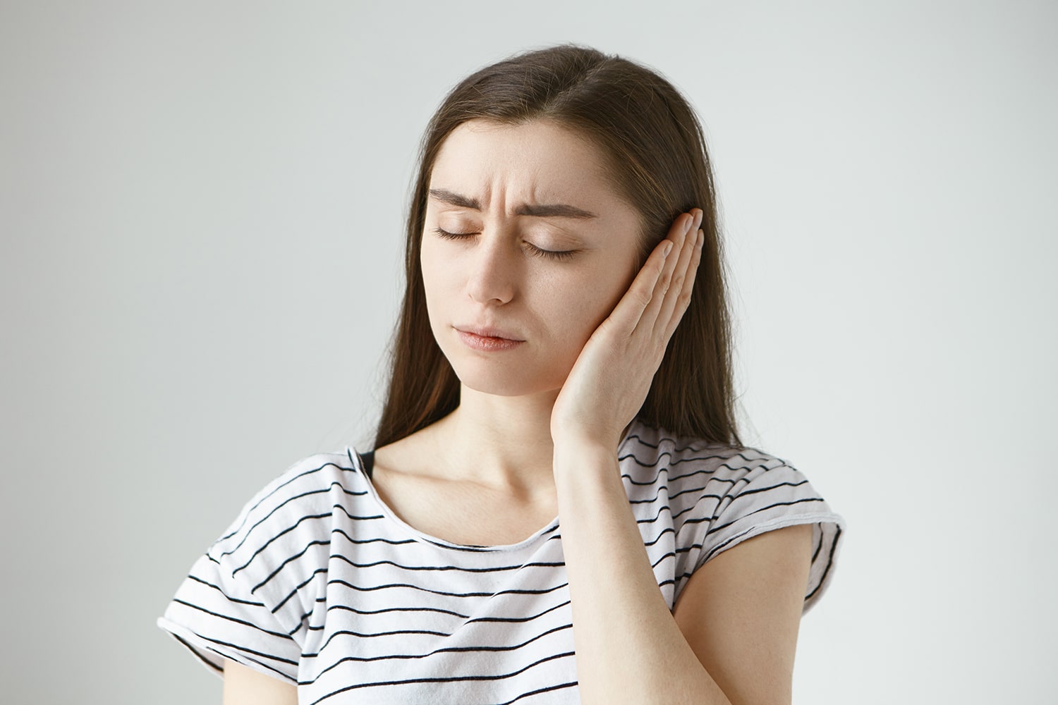 Angry furious asian girl in pajamas and sleeping mask, lying bed and shut ears with pillow, shouting mad as cant sleep from loud noise, neighbours through party at night, complaining annoying sound Paciente con Rinitis Alergica