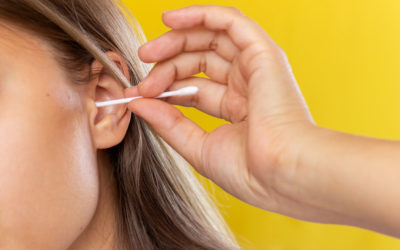 ¿Cómo se debe realizar la limpieza de los oídos?