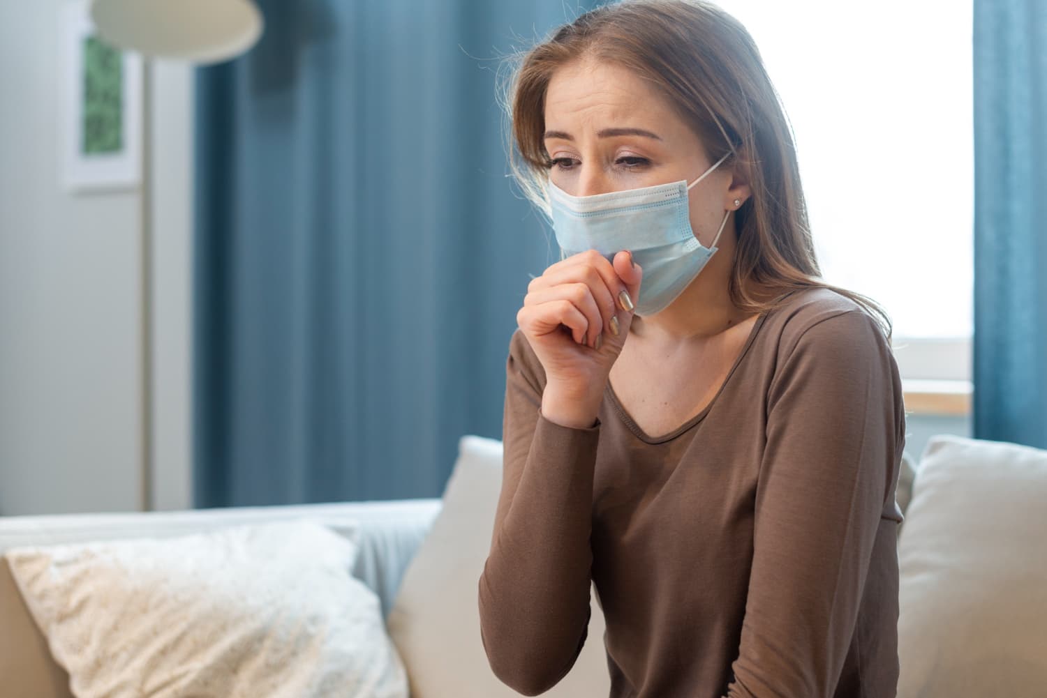 woman-with-mask-staying-quarantine-coughing Medidas para calmar la tos